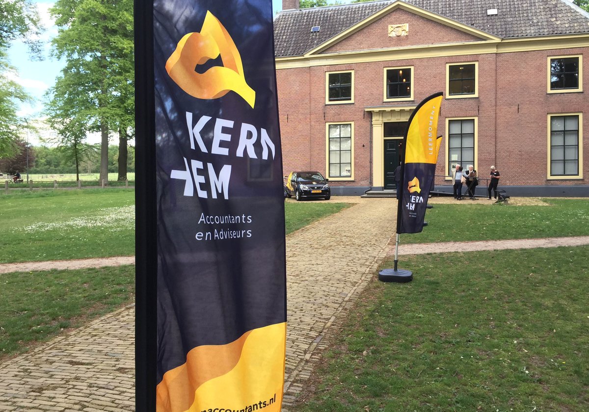 ifcommunicatie's tweet image. Mooie toepassingen van de huisstijl #kernhemaccountants @CorKonijnenburg #carsigning #eventflags