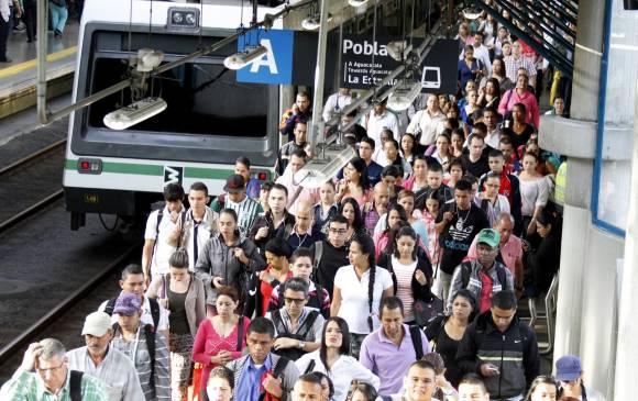 elcolombiano's tweet photo. ATENCIÓN: Falla técnica está generando retrasos en la línea A del metro http://t.co/tGKye3lx9I http://t.co/hTMMTIBc1K