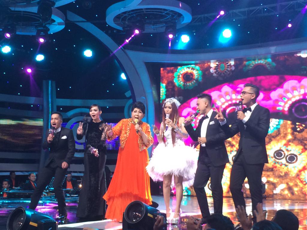 Indosiar's tweet photo. Eyang Titik Puspa masih keren ya dangduters! Yang lagi nonton #DAcademy2 tweet juga dong
http://t.co/kuO7Z7oGEW
