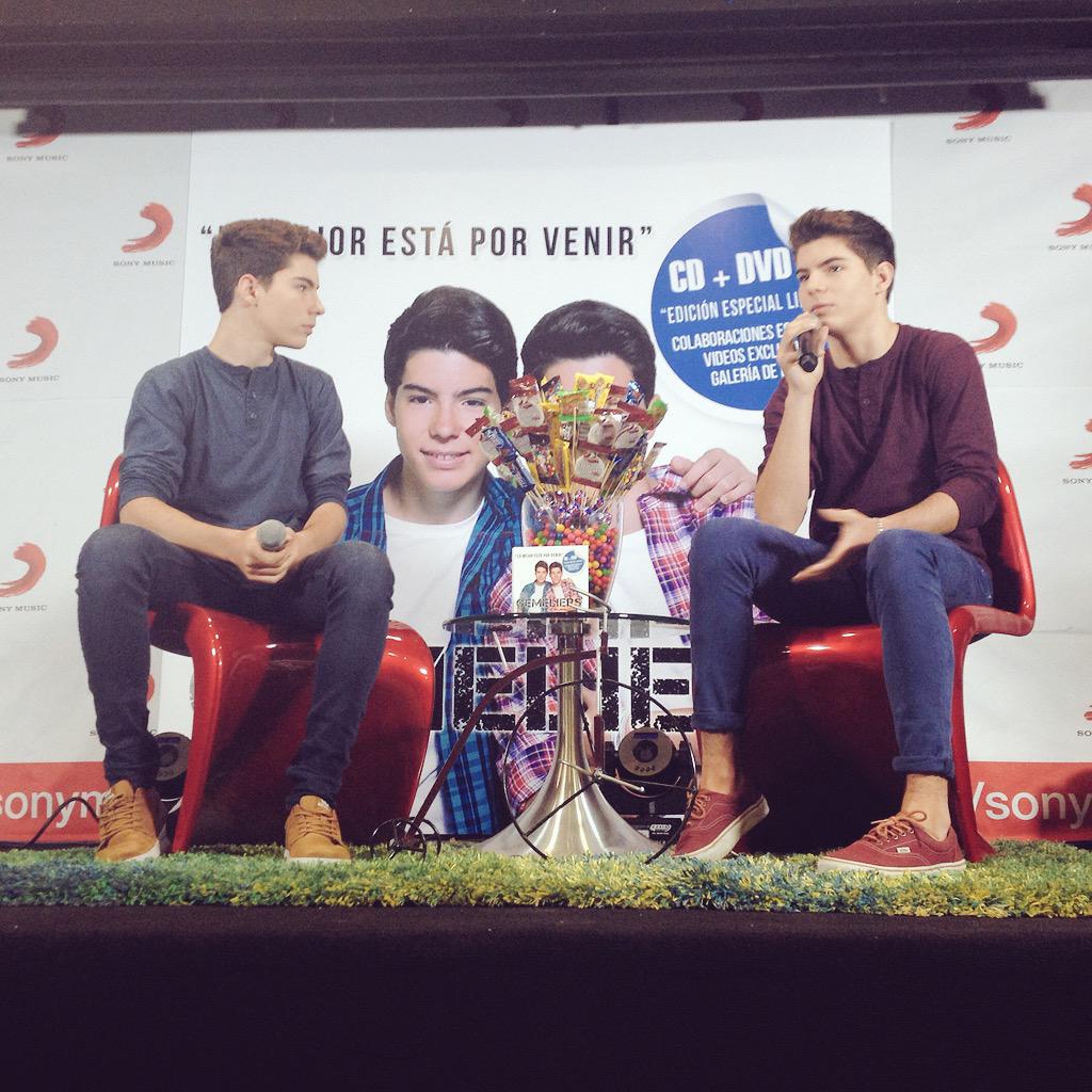sonymusicmexico's tweet photo. Hoy tenemos en casa a @GemeliersMusic platicándonos todo sobre su llegada a México, sus fans besuconas y @somosCD9 http://t.co/BAfUeOulNk