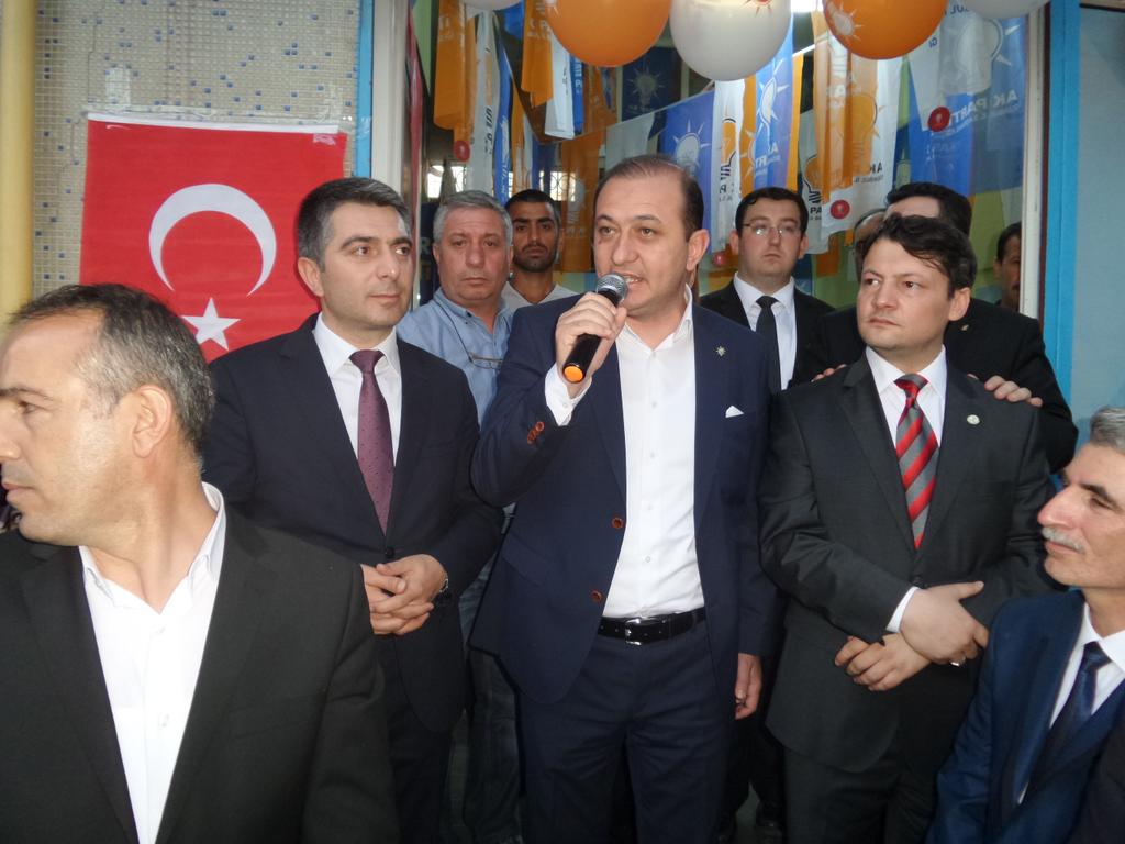 AkUmraniye's tweet photo. Mv.Adayimiz @yildirimhursit  Tepeüstü SkmAçılışında hitapEdiyor @SelimTemurci @ESEDATCAKIROGLU  @Hasan_Cann http://t.co/ZmtghMrfpT