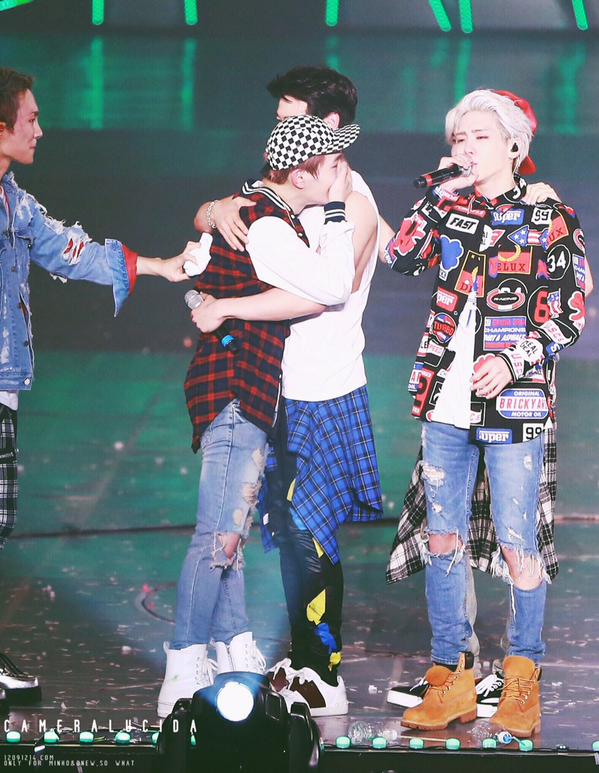 CFD1ndHVEAE-tOj.jpg:large