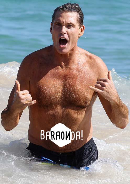 SempreBaraonda's tweet photo. @DavidHasselhoff se ne frega della prova costume: è già pronto a sfondarsi al #maggiobaraonda!
http://t.co/RfNE7fl5In http://t.co/5O2CPB4wEu