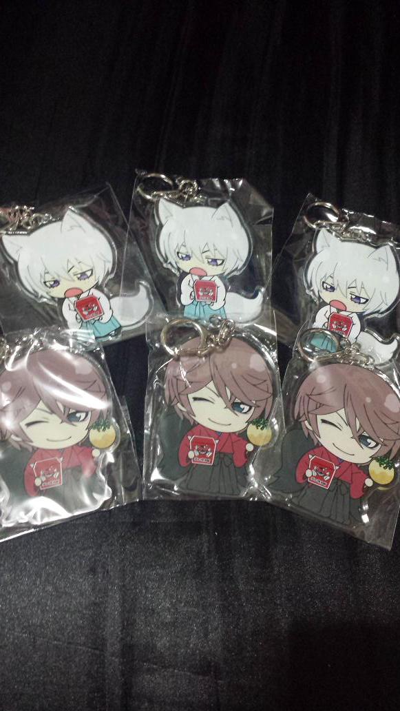 voice_stlover's tweet photo. ふふふ

お友達に代行頼んでたの届きましたん…♡

神様はじめましたが届いたよ…♡

とりあえず缶バッチはいるの以外交換かお譲りやなー

巴衛どこにつけよ。
鞍馬どこにつけよ。
ポスター貼るか悩むぅー http://t.co/tiJVR8quSV