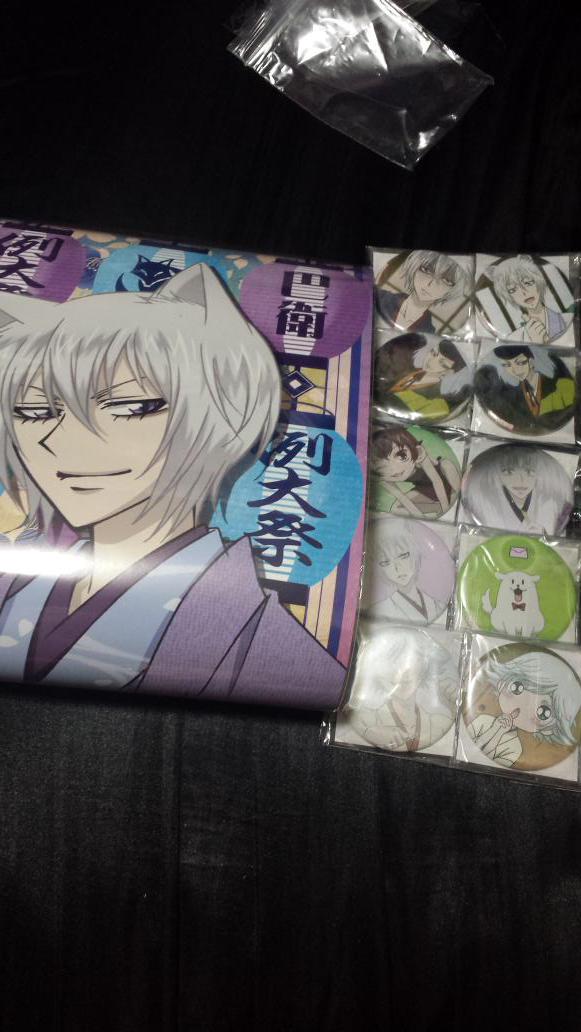 voice_stlover's tweet photo. ふふふ

お友達に代行頼んでたの届きましたん…♡

神様はじめましたが届いたよ…♡

とりあえず缶バッチはいるの以外交換かお譲りやなー

巴衛どこにつけよ。
鞍馬どこにつけよ。
ポスター貼るか悩むぅー http://t.co/tiJVR8quSV