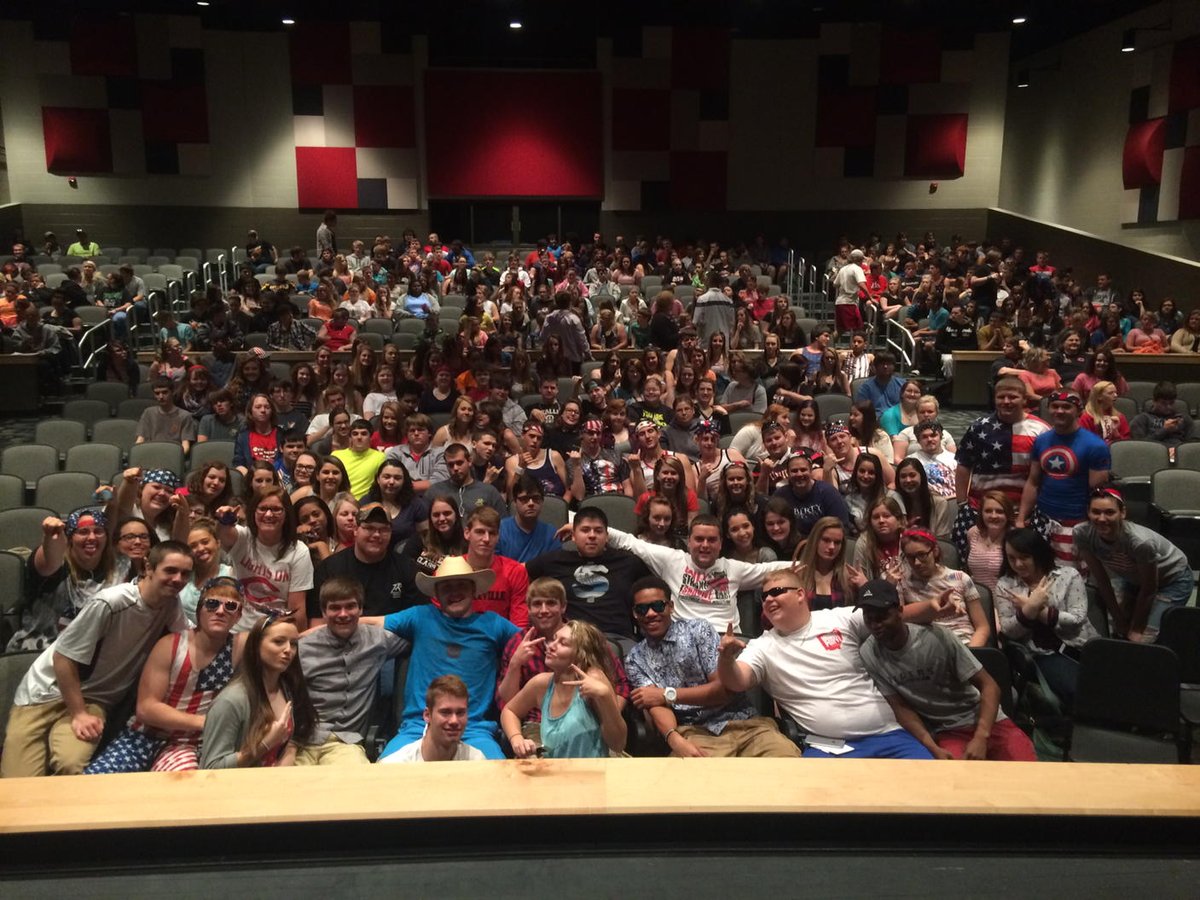 CHSTigerPride's tweet photo. Senior slide show about to begin! #classof2015. http://t.co/J2s5NvwL8b