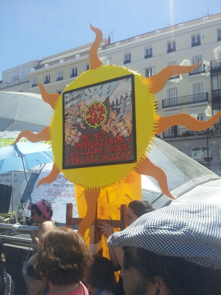 am_dosdemayo's tweet photo. #2015MAniversario El Sol sigue brillando. Hace 4 años empezó un movimiento ciudadano hacia el cambio #15MSinMordazas http://t.co/9vjQ7AGRqB