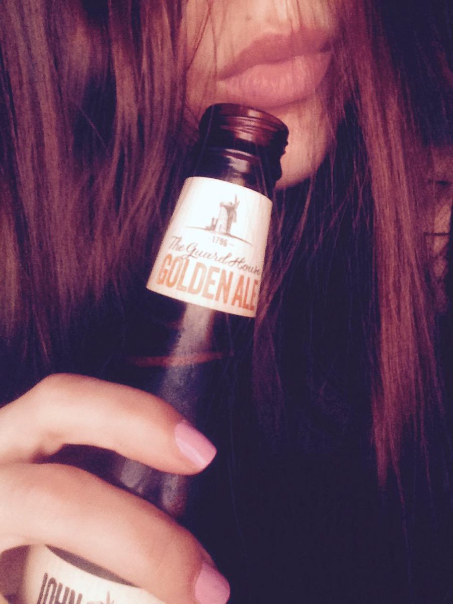 Fasffy's tweet photo. Friday's company 🍺 #JohnBoston #GoldenAle http://t.co/EIYmW4FoId