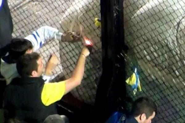 Nuevas imágenes del ataque a los jugadores de @CARPOficial y cómo quedó la manga a.ln.com.ar/1bUaACr