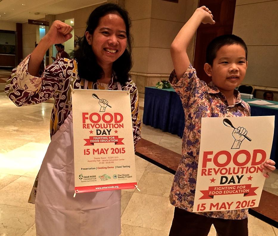 OmarNiode's tweet photo. Melvin, a fifth grader and @diankembar @foodrevjava ambassador at #FoodRevolutionDay http://t.co/1OD6Ul0nG3