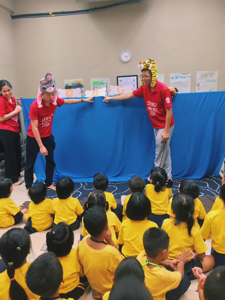 TCSHRotaract's tweet image. Very eventful Dignity visit; Vegetable painting &amp;amp; spelling with puppetry. The kids learnt how to spell 'dog' today!😍🐶