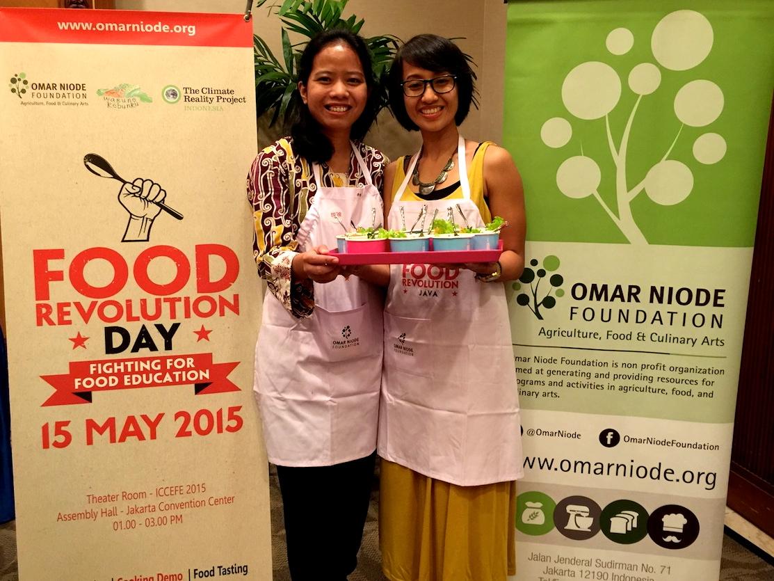 OmarNiode's tweet photo. #FoodRevolutionDay in Jakarta Indonesia by @foodrevjava ambassador @warungkebunku @tcpindo @OmarNiode http://t.co/HlH6gJ2cVa