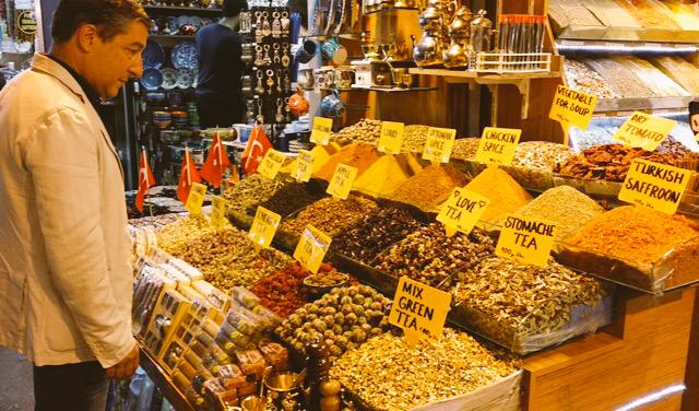 CanRocaCeller's tweet photo. Els mercats són un brainstorming d'olors, cal aturar-s'hi. Preparem la propera gira. #TheTurkishWay #loveTea http://t.co/2aDimuI9i4