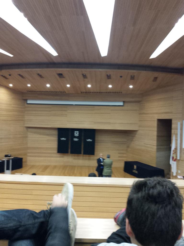 SebaOrtuya1996's tweet photo. #ElPumaUAI esperando la ceremonia http://t.co/1xmTpTQYG4