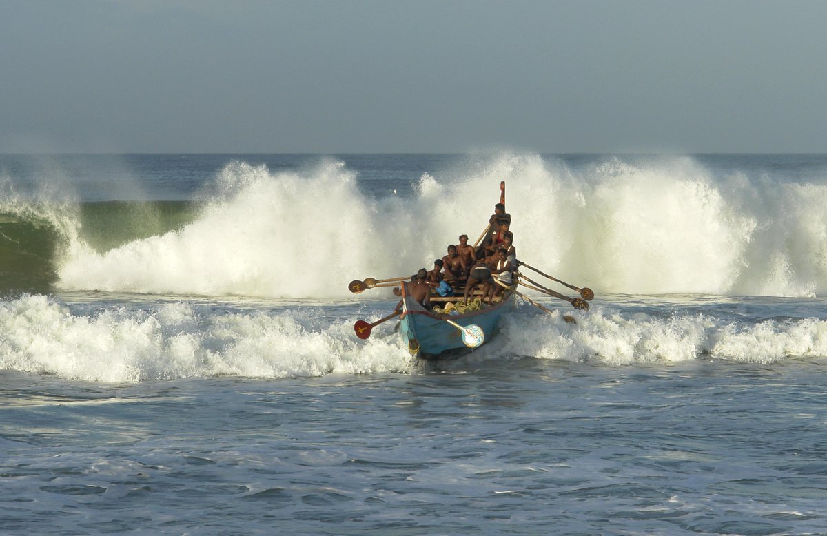 CGH_Earth's tweet photo. #mararibeachresort A @CGH_Earth Experience #kerala #india #local #fisherman #earlymorningcatch http://t.co/U7tP1Z31RI http://t.co/fyVZRxvAG2
