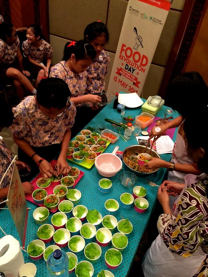 OmarNiode's tweet photo. Mixing and Plating #FoodRevolutionDay at #5thiccefe Jakarta by @foodrevjava @warungkebunku @tcpindo @omarniode http://t.co/8SbXC2GOgk