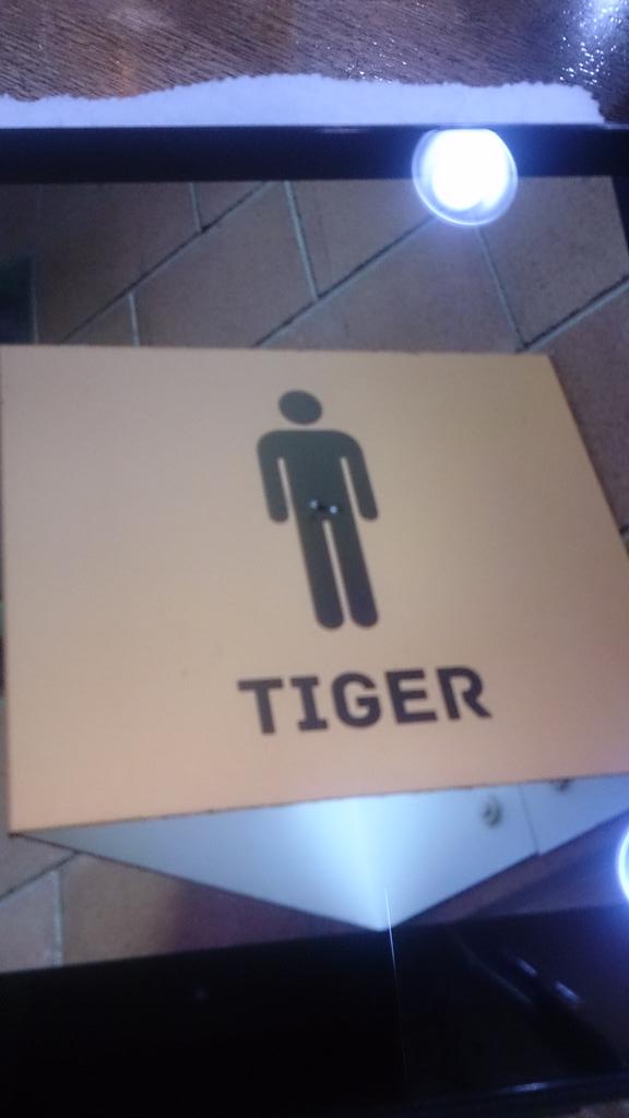 kochang1982's tweet photo. プレミアリーグ、ハルシティのスタジアムトイレのアナグラム。猛虎魂を感じる。 http://t.co/5BksU8vwU8