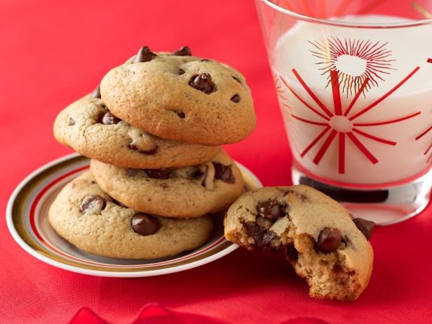 FoodNetwork's tweet photo. It's #NationalChocolateChipDay! Celebrate by throwing them into a cookie: http://t.co/q7UY6w7pwH. http://t.co/CYm80jnURj