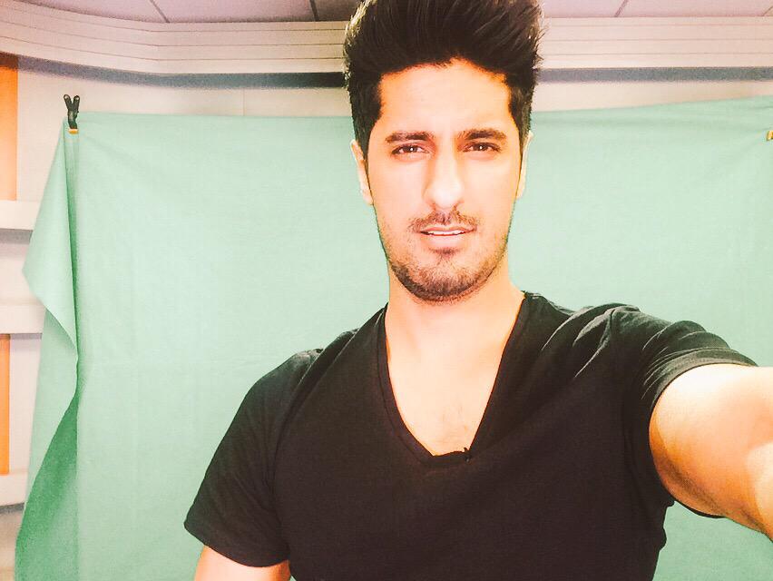 ZingTVUK's tweet photo. Time : 4.30pm , #ZingJukeBox and guess what :) @asadshan will be there to play your fav music. Are you READY http://t.co/scfDvI1ZOH