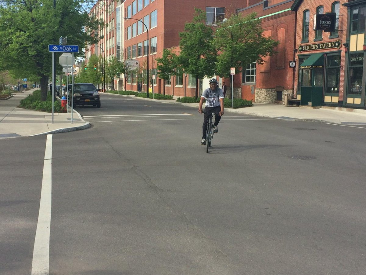 BnmcInnovates's tweet photo. @MayorByronBrown biking to work for national #BikeToWork day! @GOBuffalo http://t.co/NI2pM1Glmc