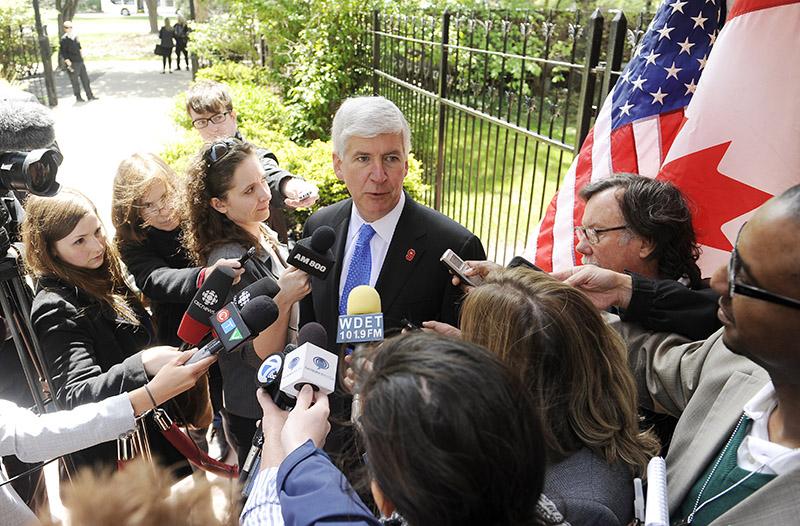 detroitnews's tweet photo. .@onetoughnerd: Naming new bridge after Gordie Howe a no-brainer. http://t.co/58bRvtfdFG http://t.co/Keb3KSbTmJ