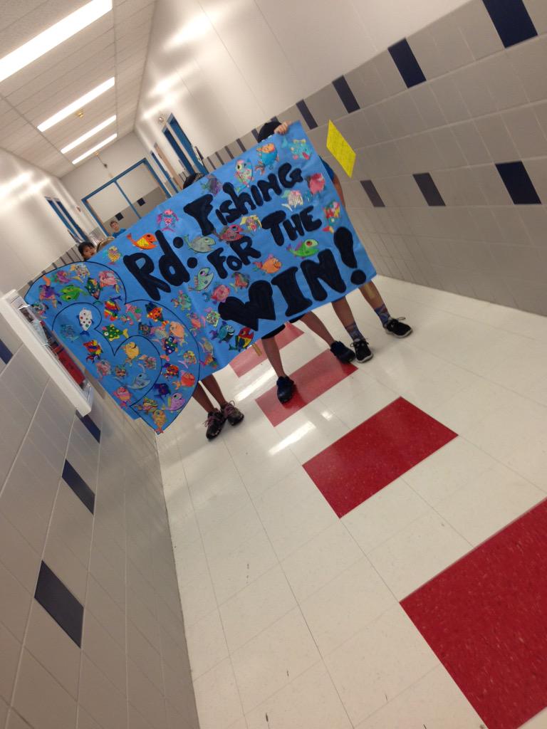 MsMulkey3's tweet photo. #leefieldday @LeeFoxes THIRD GRADE IS READY!! @MsBazar3 @Jerilene2 http://t.co/ZRhKhiRt1o