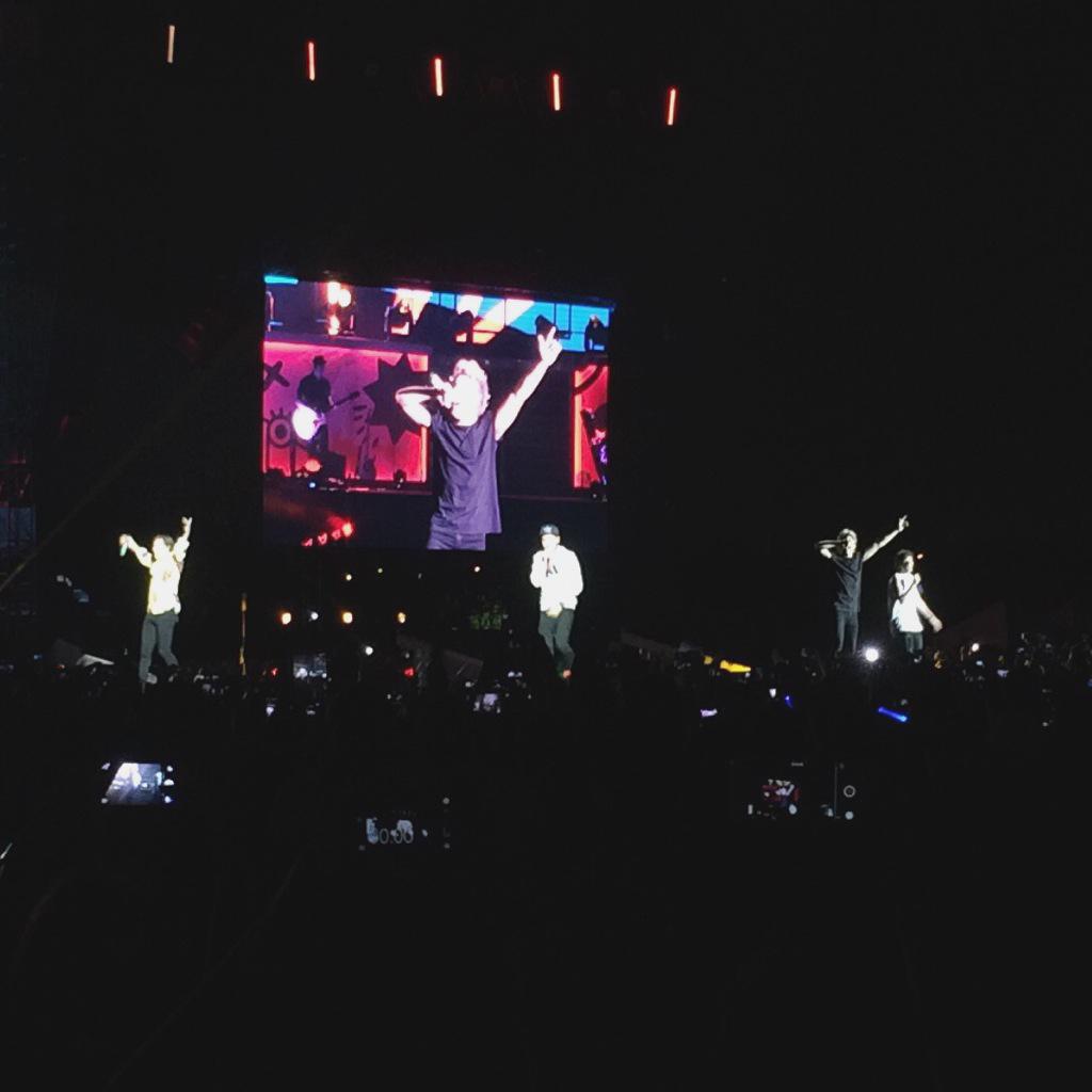 MiggyJimenez23's tweet photo. Best concert ever ! x #OneDirectionMNL 03/21/15 http://t.co/sXD4TaBY82