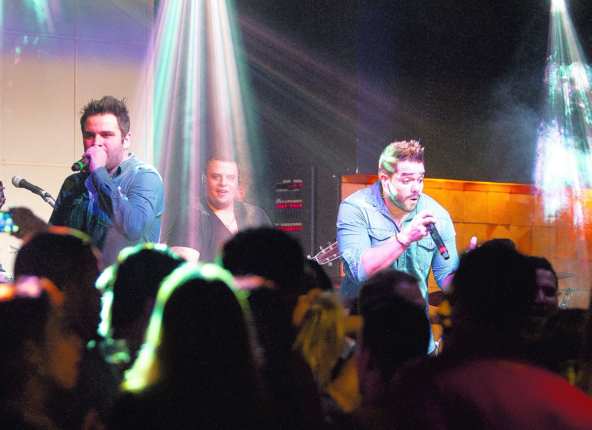 jornalhojeemdia's tweet photo. Noites dedicadas ao sertanejo são sucesso em casas noturnas de BH http://t.co/vuvO5dvoEF #Sertanejo #CasasNoturnas http://t.co/NHLchfq29F