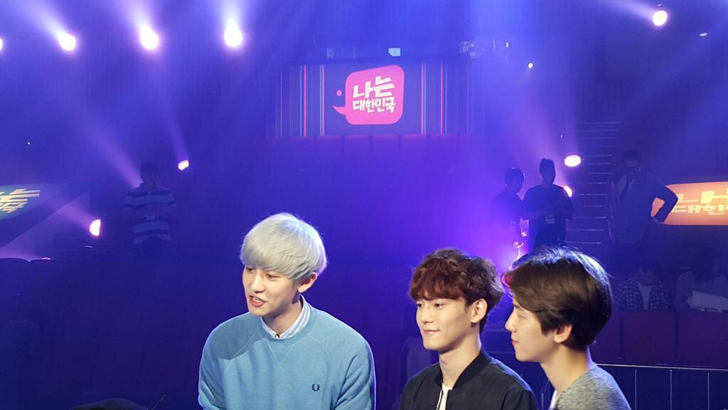 CHANBAEK_FAMILY's tweet photo. บี๋มองพิชาน -///////- http://t.co/1YrveXRFzO