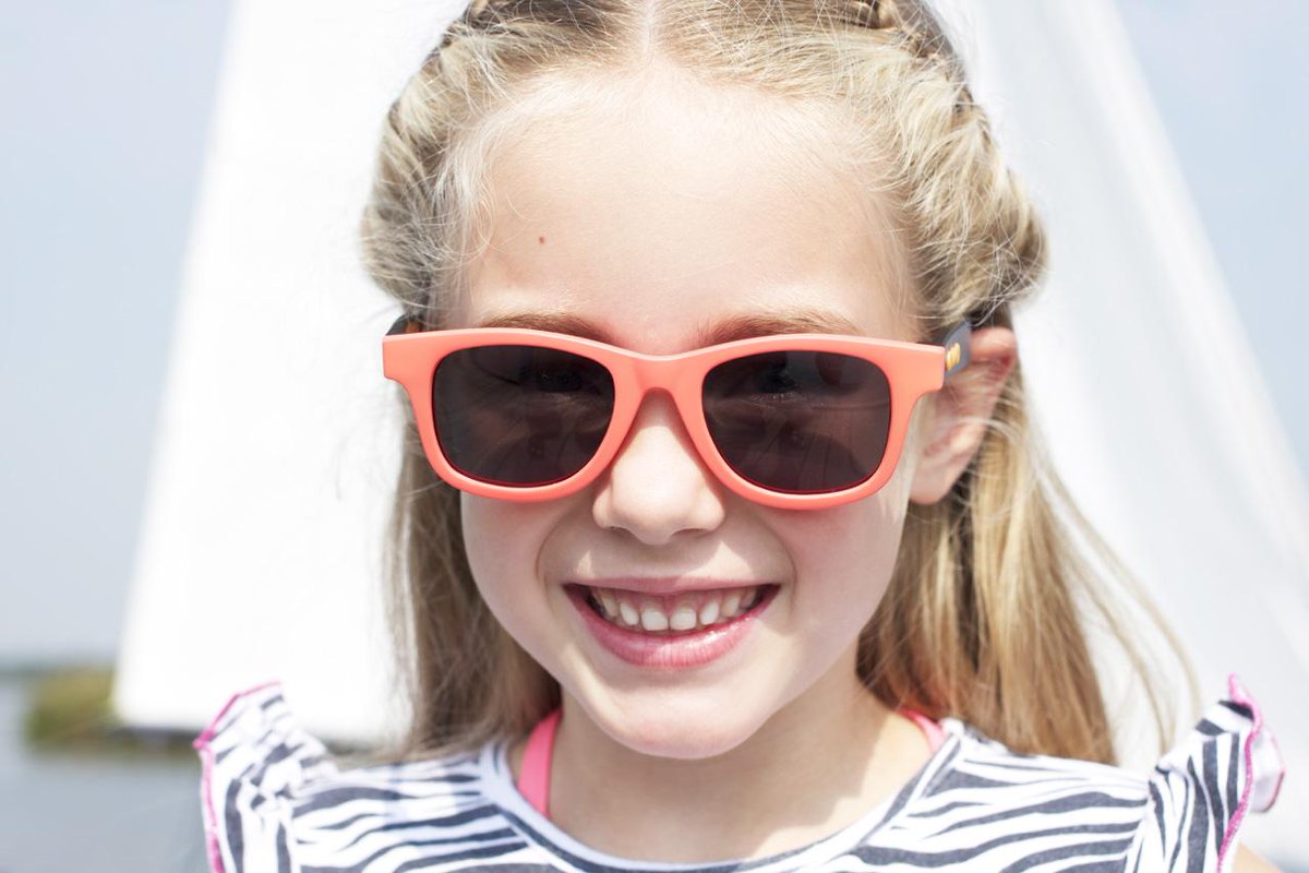 De pupil van kinderen bevat minder beschermend pigment. Kies een beschermende kinderzonnebril: goo.gl/uNV8rk