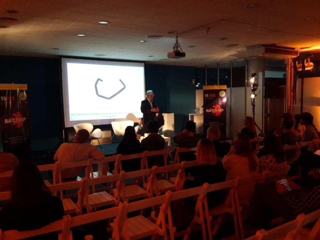 DonRudi's tweet photo. Daniel Fiz hablando sobre impresión 3D, tecnologías aditivas y salud. #bacamp http://t.co/BQsbZdW13o