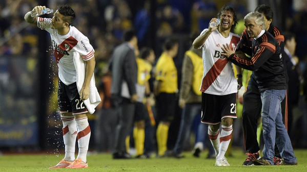 River Plate players wash away the spray from their eyes