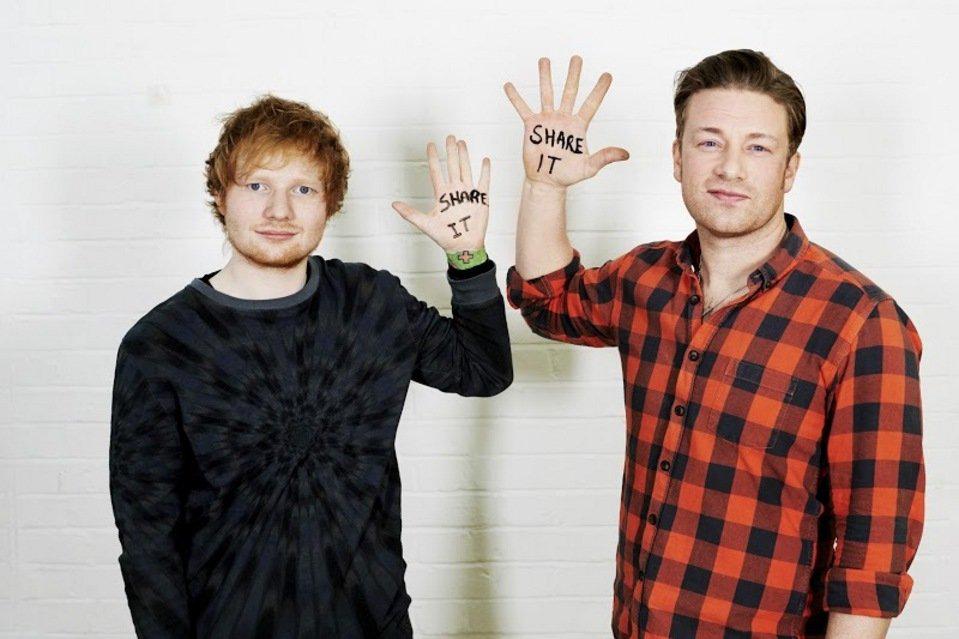 TeamSheeranBRA's tweet photo. Ed com Jamie Oliver.....
A diferença do tamanho das mãos 🙈 
#EdSheeran #tedbr #sheerios http://t.co/n1LYpROxNm