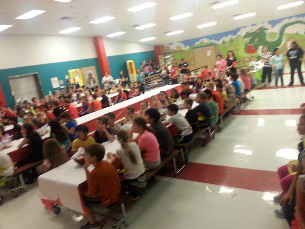 gardensAtIES's tweet photo. #FoodRevolutionDay at #CastleHillsElementary with @gardensAtIES @LewisvilleISD http://t.co/ziIkjmR9oD