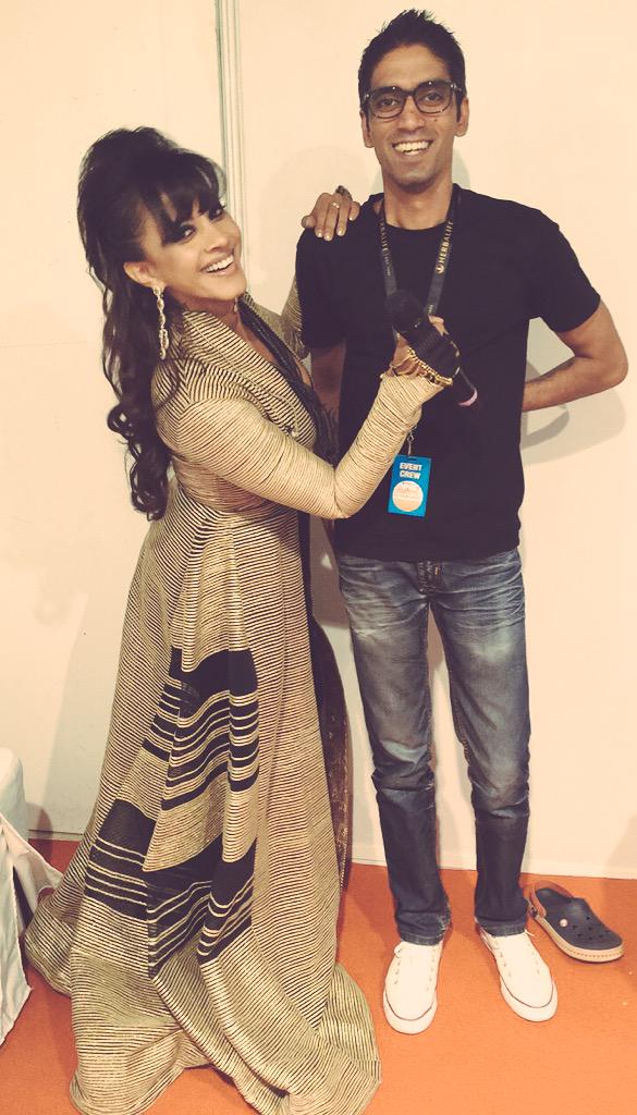 manasiscott's tweet photo. #showtime folks! #nocanhandle posing, this #soundengineering #genius #photography by #makeup engineer! #MakeHerShine http://t.co/j2JGiy0QT8