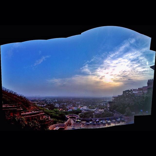 twilightfairy's tweet photo. The magnificent sun set as viewed from #neemrana fort. #boltdrives @tatabolt @blogadda #ip… http://t.co/vXvyfVGY9F http://t.co/M4xgv8b9k9