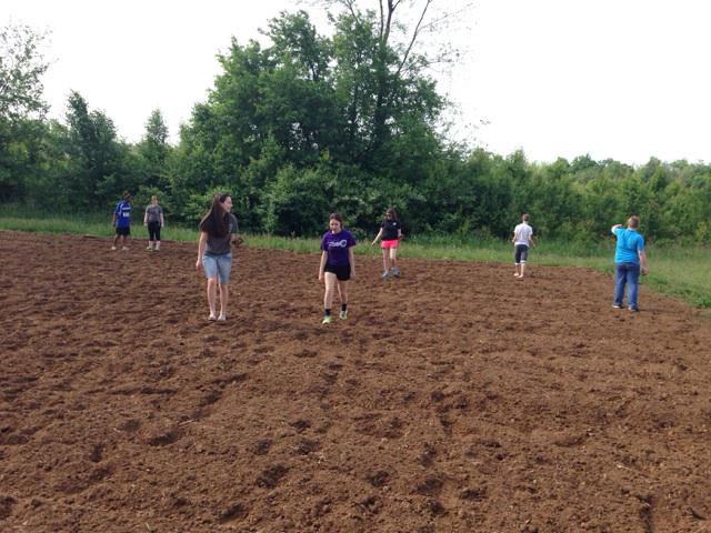 katherineowens's tweet photo. Clearing the garden for planting. #DOSECS15 @ECS_LnJ http://t.co/5FVCH2LxuQ