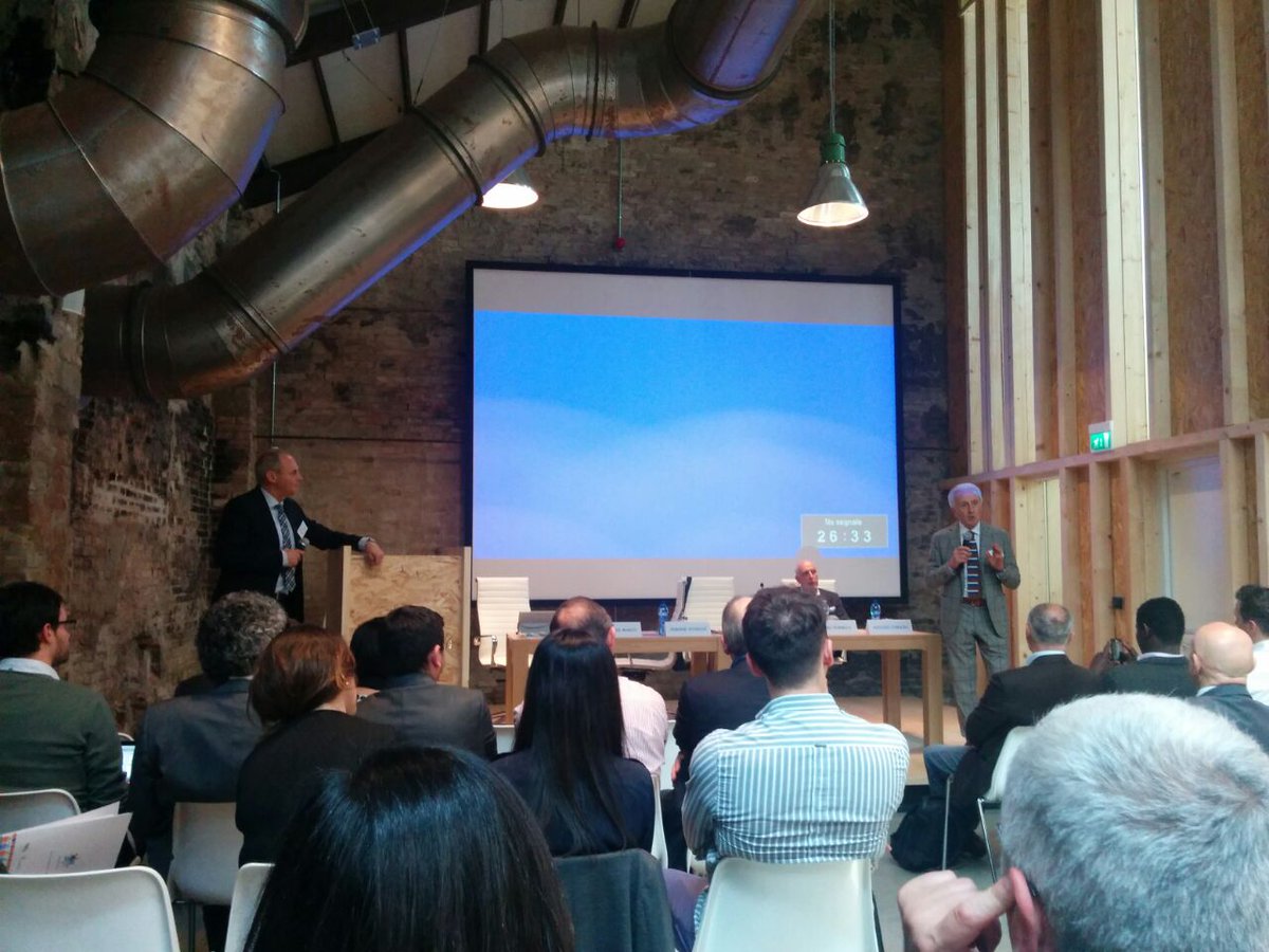 PeopleResolve's tweet photo. Aimone Storchi presenta #REinnova all'evento #PeopleResolve http://t.co/B4D30az4Cw