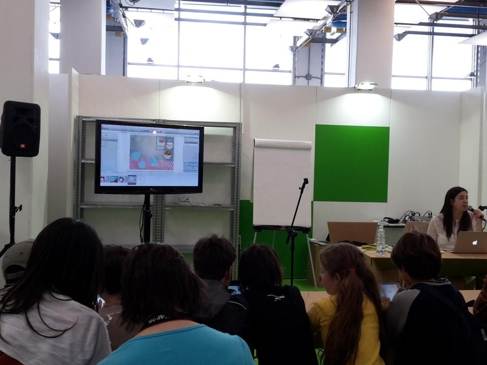 GiuliaDigitale's tweet photo. #diglab #SalTo15 @pubcoder e bambini simpatia immediata, grande @danielacalisi http://t.co/di6pN5s3We