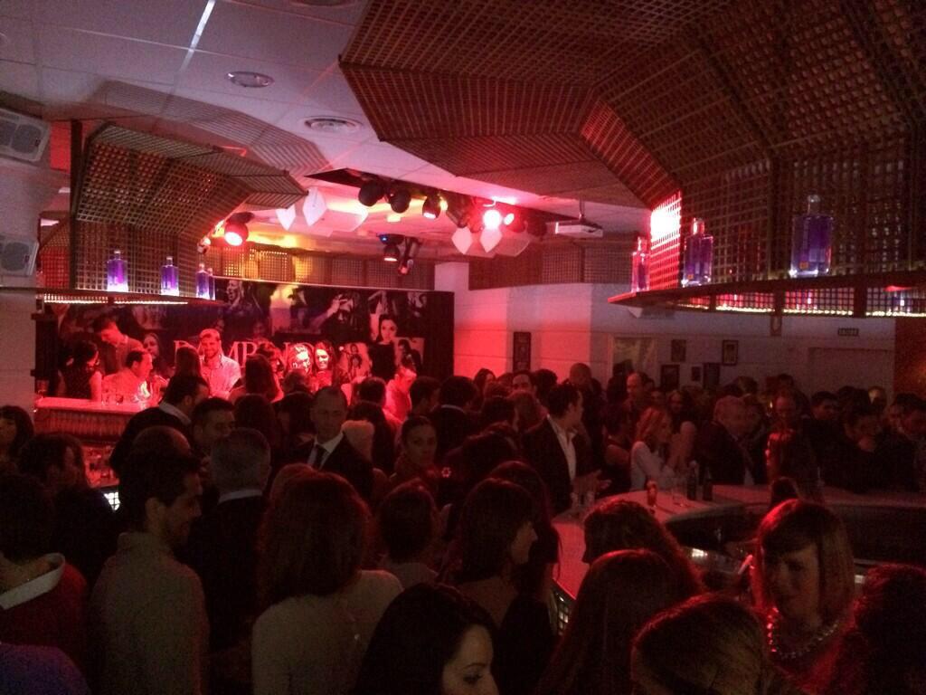 Vámonos de fiesta esta noche.... Os esperamos hasta las siete de la mañana! #Viernes #findesemana #Granada #fiesta