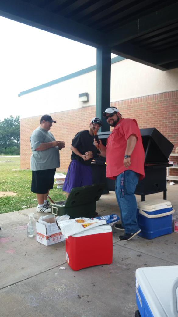 indiancreekmid's tweet image. The chefs @indiancreekmid preparing for our 8th graders. #grillinggoodness