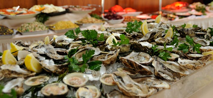HalfMoonDobbs's tweet photo. Happy #Friday! Who's coming in today for our raw bar? #shrimp #clams #oysters #lobster #DobbsFerry #fresh http://t.co/mrqfckJCGq