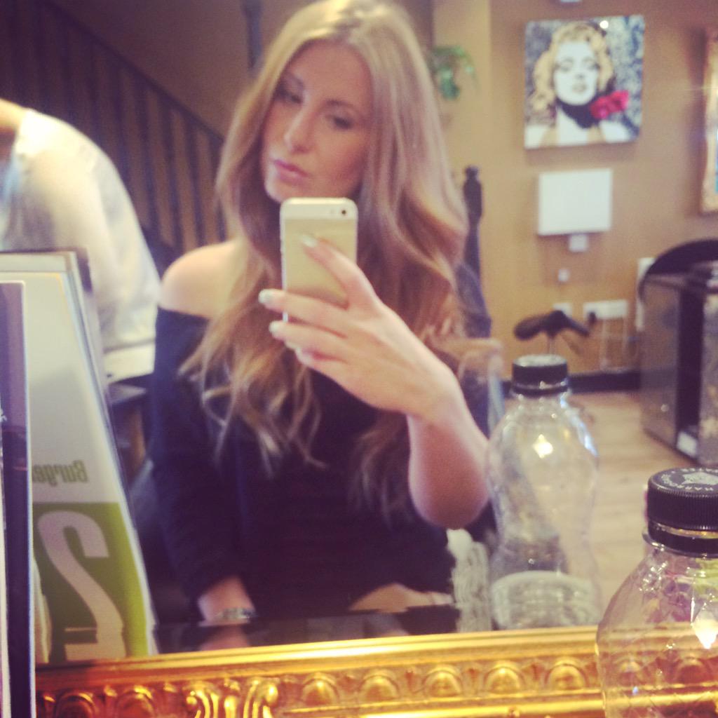 sashalouiserice's tweet photo. Thank u both Irina's @TatianaHairExts  once again 💕💇🏼💁🏼 #repeatcustomer http://t.co/QUySxnsWsZ