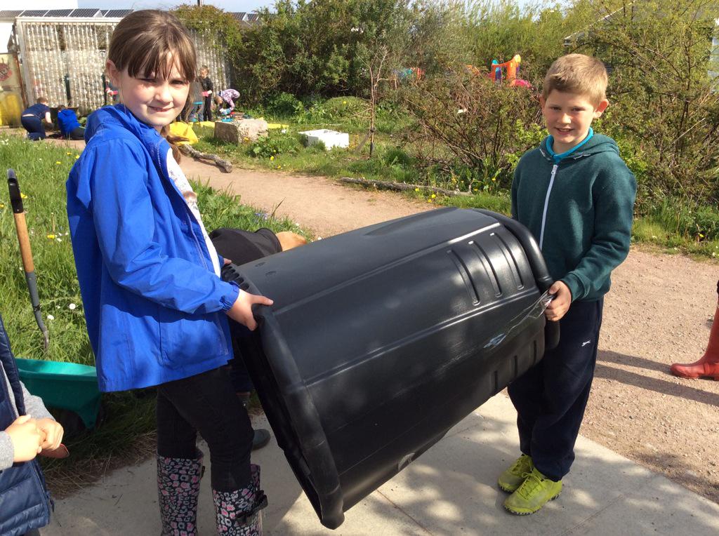 hiltoninverness's tweet photo. Lots of hard work in Miss Innes' growing group today! Almost ready for planting next week. #growinggroups http://t.co/mqkwogvazR