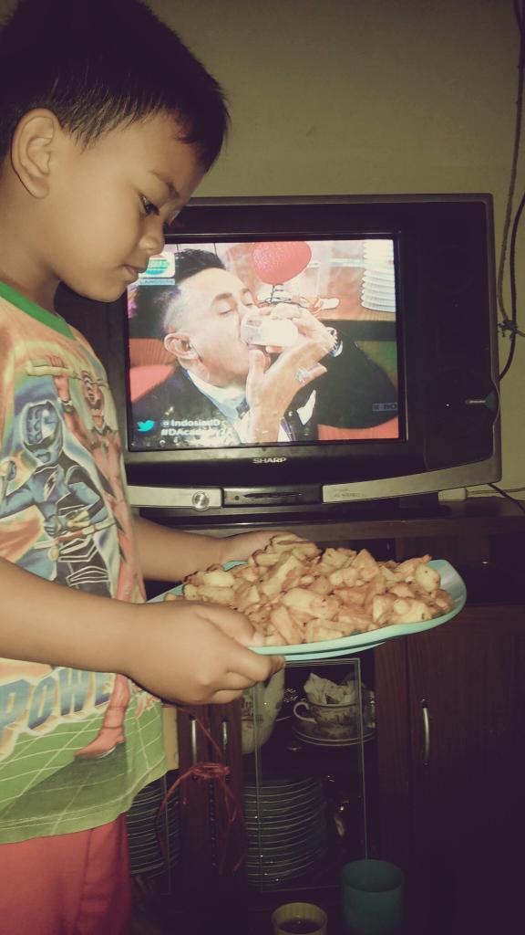 14a890b01fd74ee's tweet photo. Ne bocah paling senang nnton dangdutan cemilan teman bgdang nnton academi @ramzi_tebe  @IndosiarID  #DAcademy2 http://t.co/3tpNmnugPO