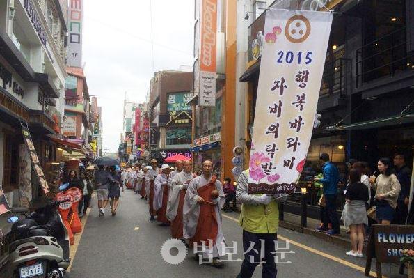 laybuddhist's tweet photo. 스님들의 탁발 진풍경, 대전에서도 행복한 바람이 부네요~~ 대전지역문화제...사라져 가는 우리 고유의 전통문화를 현대적으로 계승하는 2015 행복바라미 문화대축전~~^^http://t.co/BXAvBIuzcV http://t.co/V8jgvYRcN3