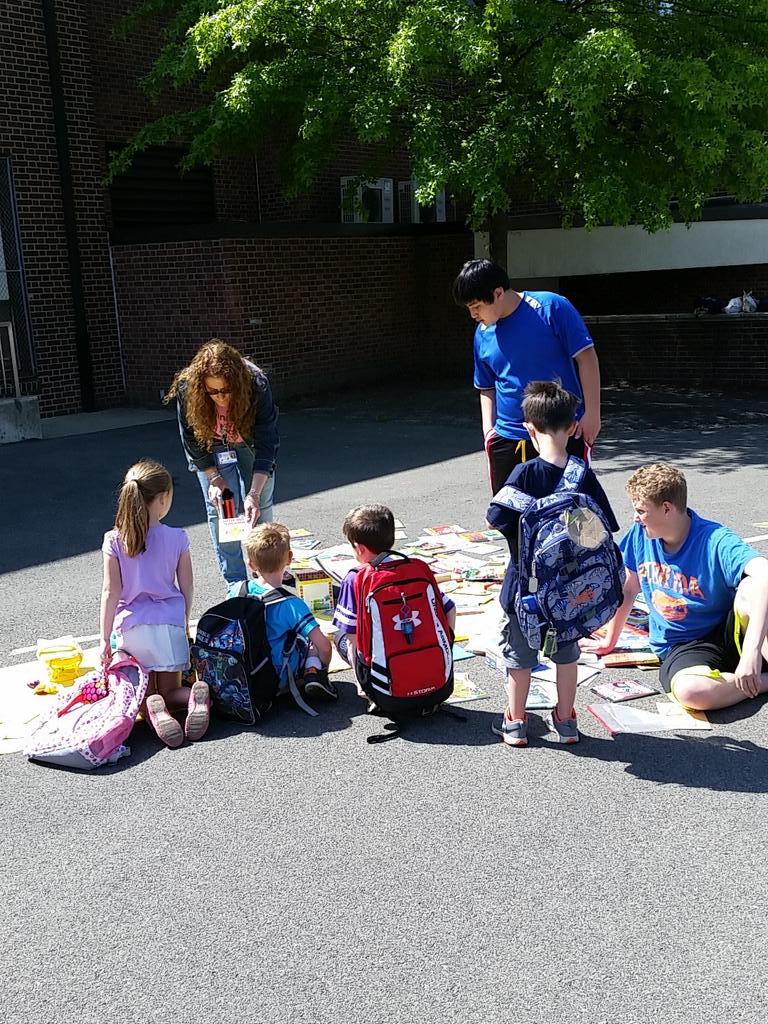 ENFIELD_SDST's tweet image. K-students buy books w/help from @SpringfieldTMS friends at the Kindergartener Flea Market  @ENFIELD_SDST