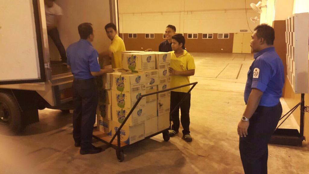 ibdil's tweet photo. Kiriman barangan keperluan buat mangsa warga Rohingya oleh @BPM_Online &amp; @BNYVMY kpd TLDM Langkawi. #RohingyaAid http://t.co/EeTTHiZZ5X