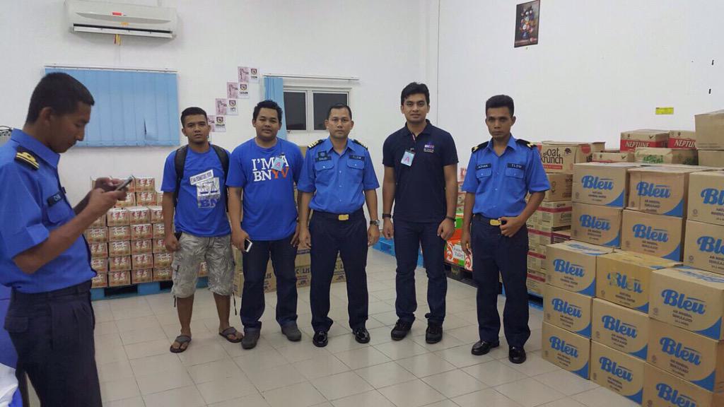 ibdil's tweet photo. Kiriman barangan keperluan buat mangsa warga Rohingya oleh @BPM_Online &amp; @BNYVMY kpd TLDM Langkawi. #RohingyaAid http://t.co/EeTTHiZZ5X