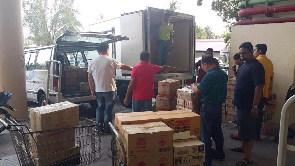 ibdil's tweet photo. Kiriman barangan keperluan buat mangsa warga Rohingya oleh @BPM_Online &amp; @BNYVMY kpd TLDM Langkawi. #RohingyaAid http://t.co/EeTTHiZZ5X